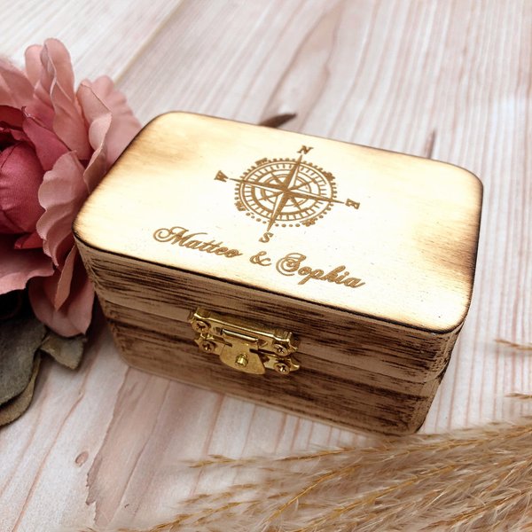 Hübsche kleine Ring Box "Kompass" / Holzbox mit persönlicher Gravur