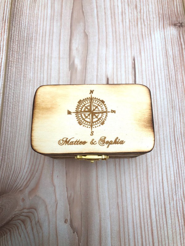 Hübsche kleine Ring Box "Kompass" / Holzbox mit persönlicher Gravur