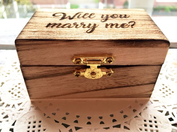 Hübsche kleine Ring Box "Marry me?" / Holzbox mit persönlicher Gravur