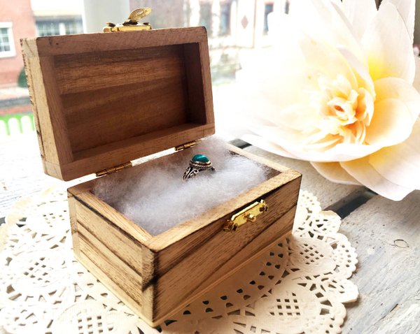 Hübsche kleine Ring Box graviert mit Namen von Braut und Bräutigam