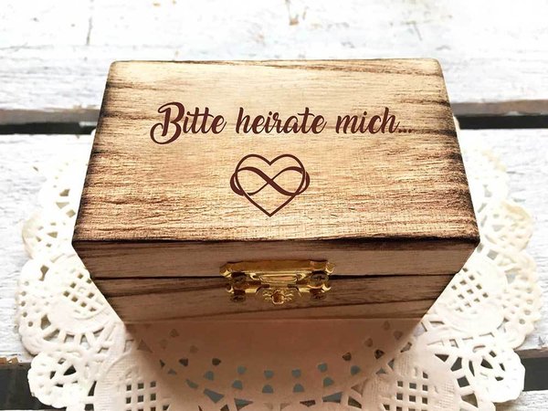 Hübsche kleine Ring Box "Heirate mich" / Holzbox mit persönlicher Gravur