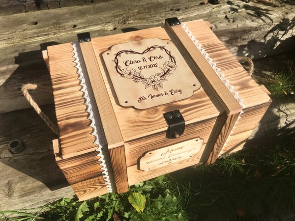 Hochzeitstruhe personalisiert "Herzrosenkranz graviert" / Hochzeitsbox