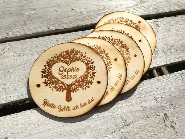 Geburtskarte aus Holz personalisiert mit Name, rund mit Lebensbaum