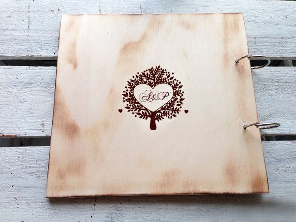 Hochzeitsgästebuch personalisiert "Herz mit Pfeil" aus Holz mit Gravur