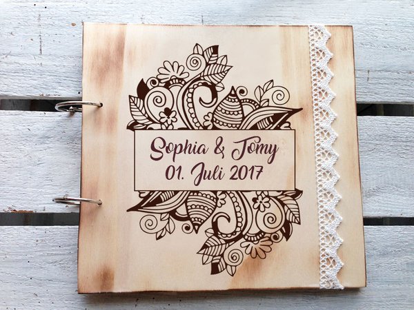 Rustikales Hochzeitsgästebuch personalisiert aus Holz