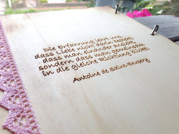 Hochzeitsgästebuch personalisiert "Herz", aus Holz A4 Hoch mit Gravur / Gästebuch Hochzeit