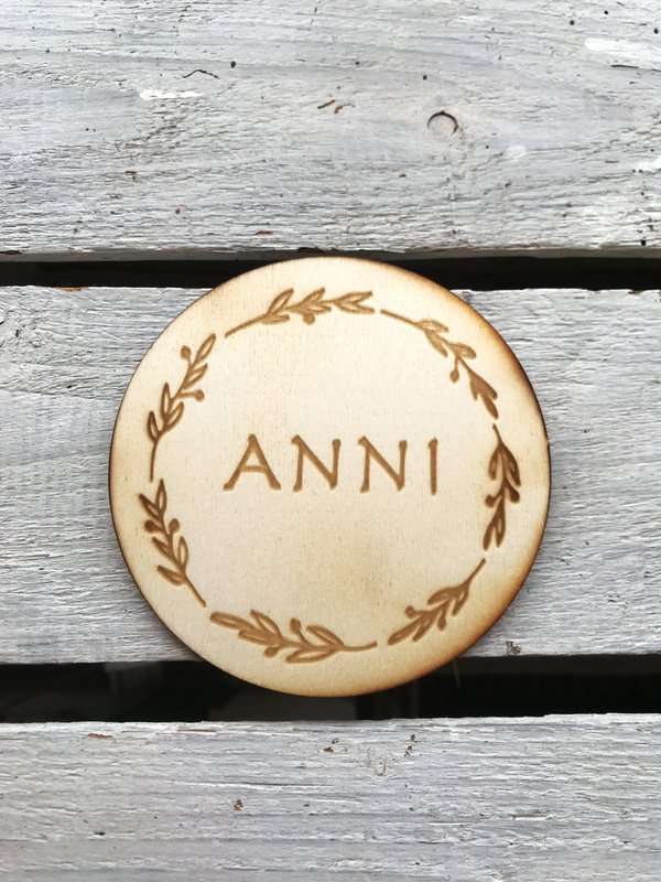 Namensschild Boho aus Holz personalisiert mit Name und Kranz